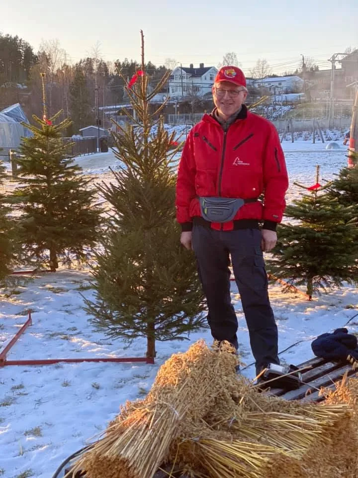 Eieren av Eiker Juletreskog ved siden av et juletre